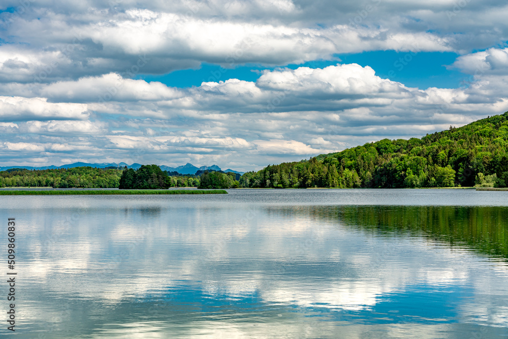 Obraz premium Die Wolken spiegeln sich im Seehamer See