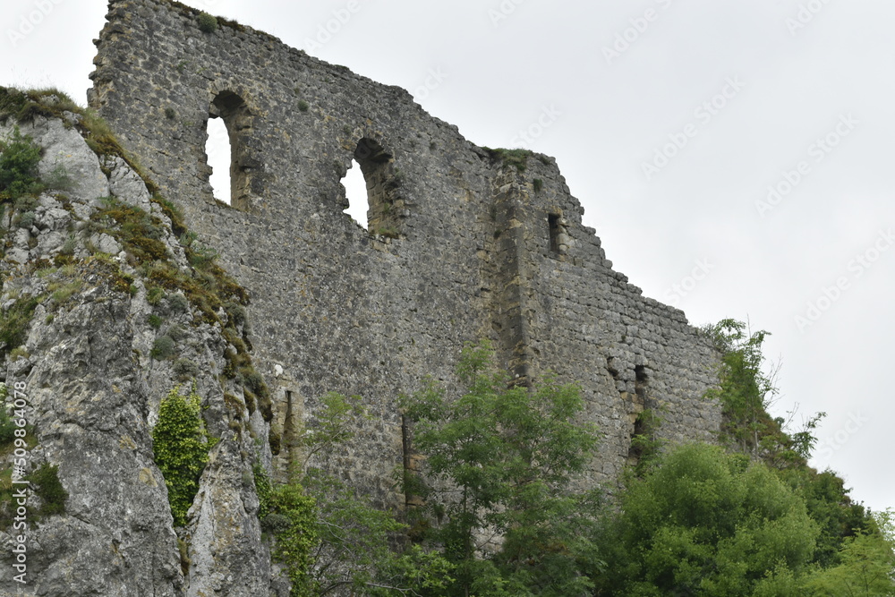 ruines de château médiéval en haute montagne