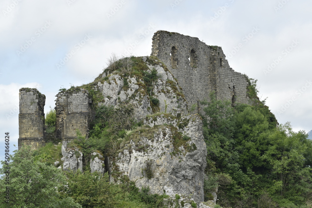 ruines de château au sommet d'une montagne en france ruines de château au sommet d'une montagne en france