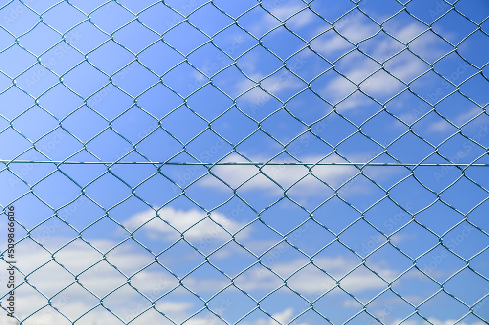フェンス越しの青空 フェンス越しの青空