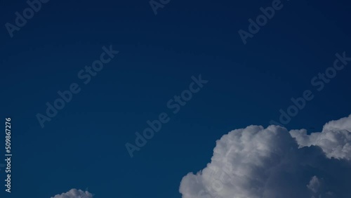 Timelapse de nubes esponjosas con cielo azul de fondo photo