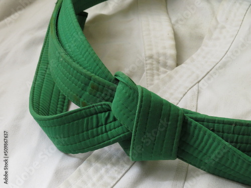 Uniforme de artes marciales con cinturón verde photo