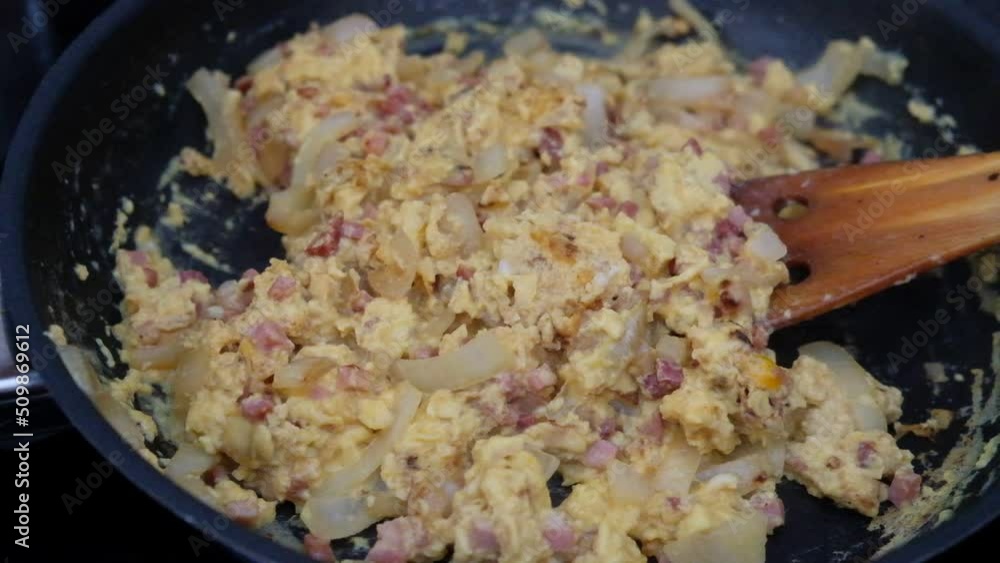 Vidéo Stock FU 2021-10-26 Eier Vid 2 In der Pfanne brutzeln Rühreier ...