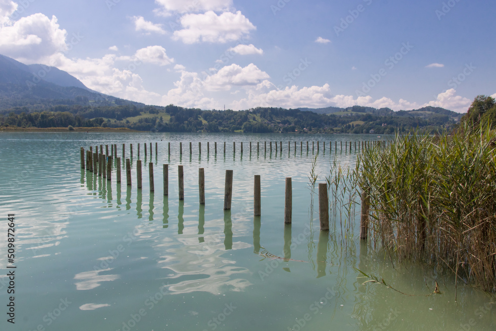 Le lac d'Aiguebelette est un lac naturel situé en France dans le département de la Savoie en région Auvergne-Rhône-Alpes.