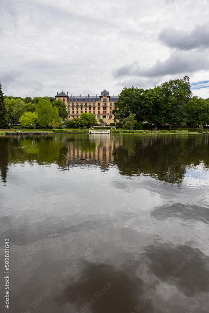 Vue l'ancien Grand Hôtel de Bagnoles-de-l'Orne depuis le lac