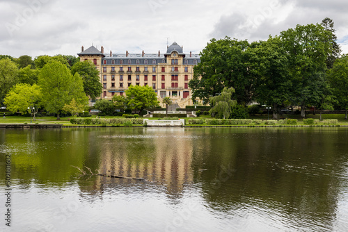 Vue l'ancien Grand Hôtel de Bagnoles-de-l'Orne depuis le lac