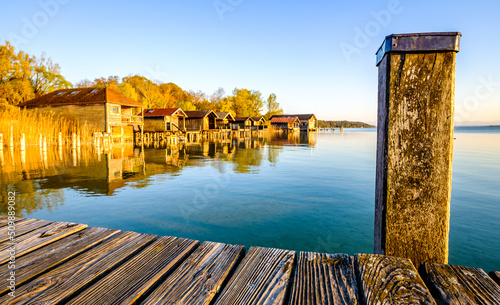 Foto old wooden jetty at a bavarian lake