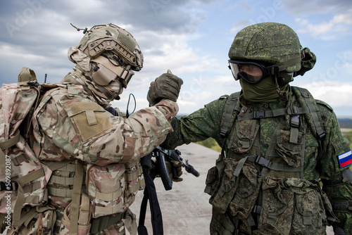 Fotografía Handshake of two Russian military soldiers
