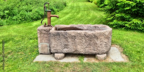 Wasserpumpe mit Steintrog photo