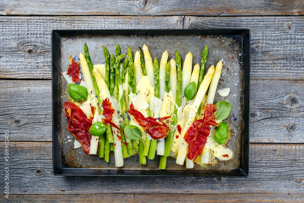 Fotka „Traditioneller im Ofen überbackener weißer und grüner Spargel ...