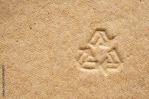 Canvastavla recycle sign on brown cardboard paper texture background