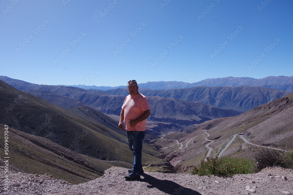 Obraz premium Hombre y montañas