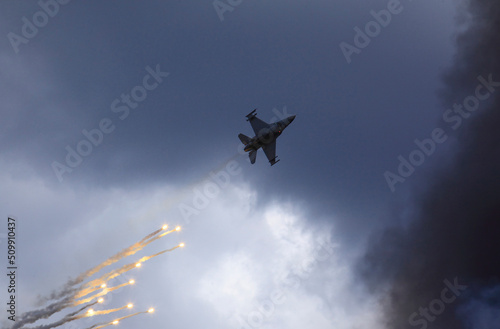 samolot bojowy F-16 rzucający flary