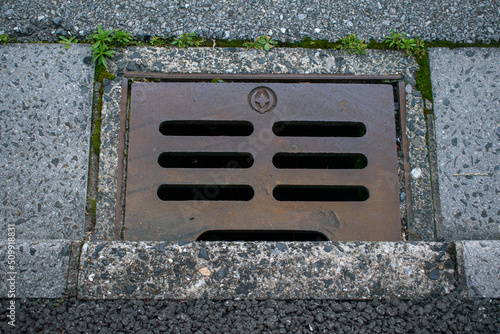 Wallpaper Mural 道路の排水溝のふた Torontodigital.ca