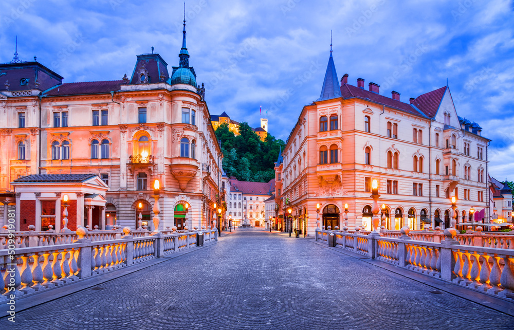 Obraz na płótnie Ljubljana, Slovenia. Triple Bridge and Ljubljana Castle night scene w salonie