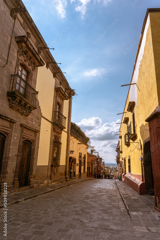 Fototapeta premium Pintoresca calle de pueblo mexicano en San Miguel de Allende