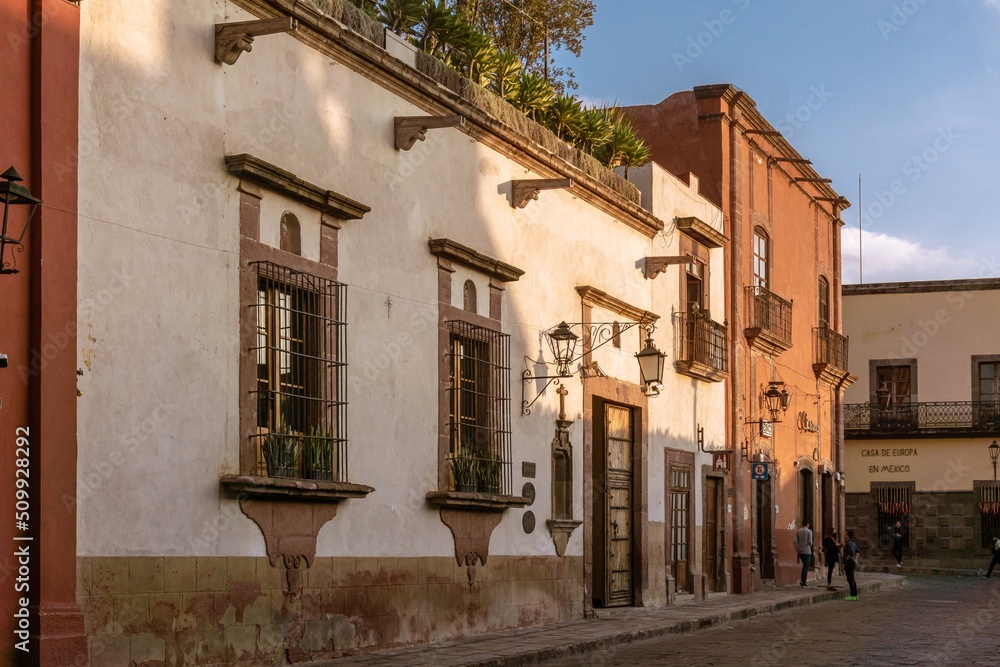 Pintoresca calle de pueblo mexicano en San Miguel de Allende - obrazy, fototapety, plakaty 