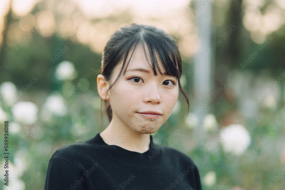 愛知県名古屋市の鶴舞公園を散歩している若い女性 Young woman walking in Tsurumai Park, Nagoya, Aichi, Japan.