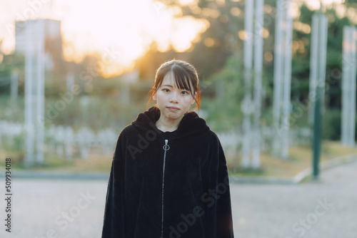 愛知県名古屋市の鶴舞公園を散歩している若い女性 Young woman walking in Tsurumai Park, Nagoya, Aichi, Japan. photo