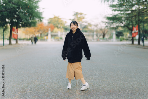 愛知県名古屋市の鶴舞公園を散歩している若い女性 Young woman walking in Tsurumai Park, Nagoya, Aichi, Japan.