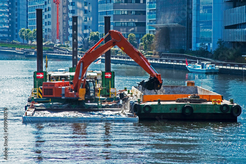 Obraz na płótnie Dredging work, improvement of water quality of canals flowing in urban areas: Ci