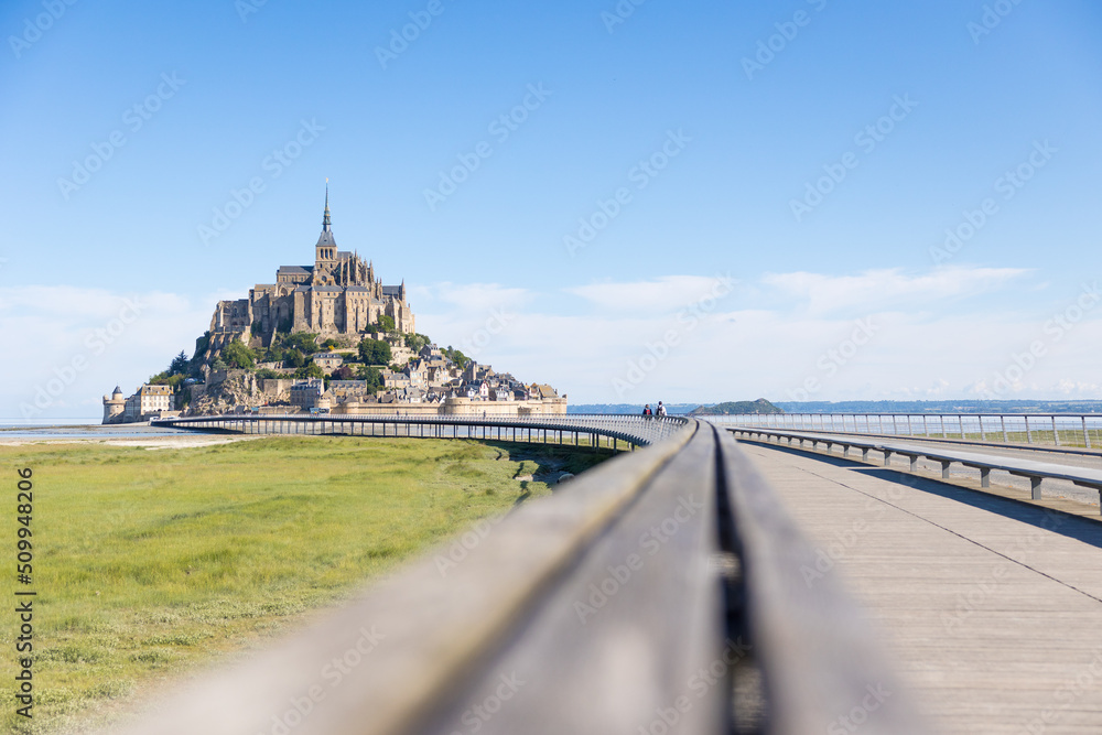 Vue sur le Mont Saint-Michel depuis le pont-passerelle