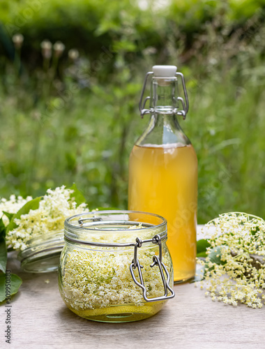 Obraz na plátně Homemade elderflower cordial syrup and lemonade.