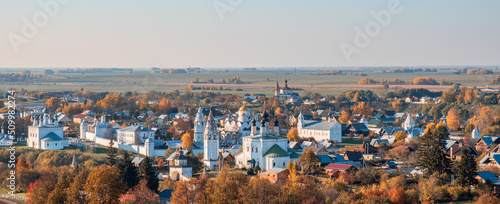 Foto Autumn view of the town of Suzdal from the bell tower