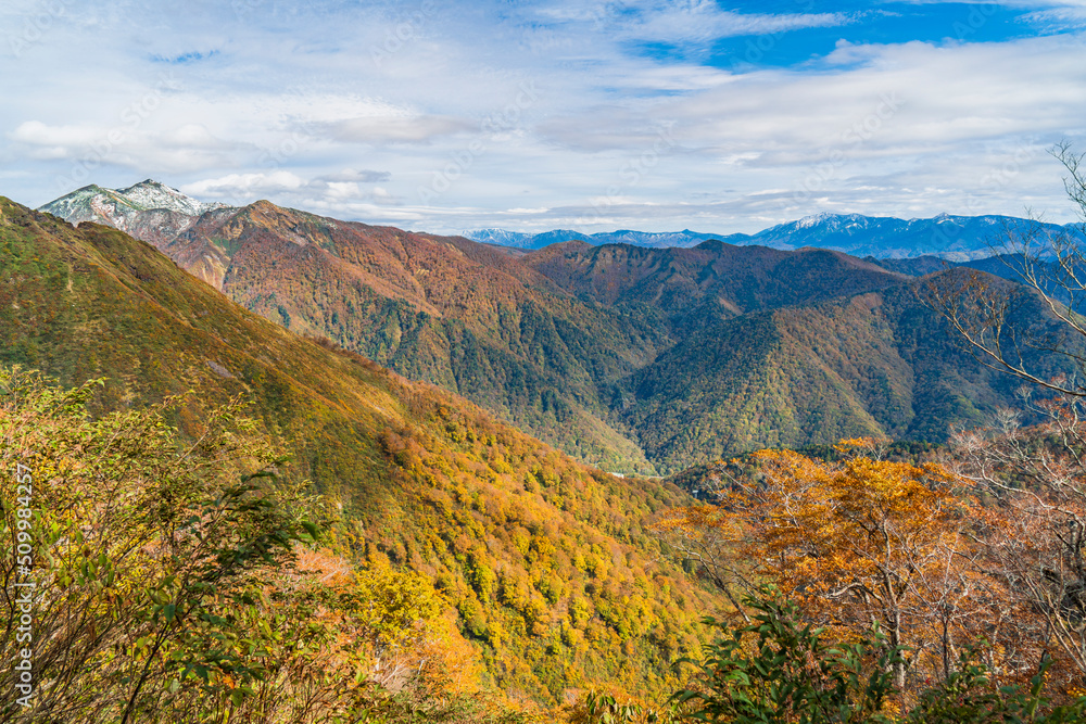 秋の谷川岳　朝日岳などの山並み【群馬県・利根郡・みなかみ町】
Panoramic view of Mt.Tanigawa in autumn - Gunma Prefecture, Japan