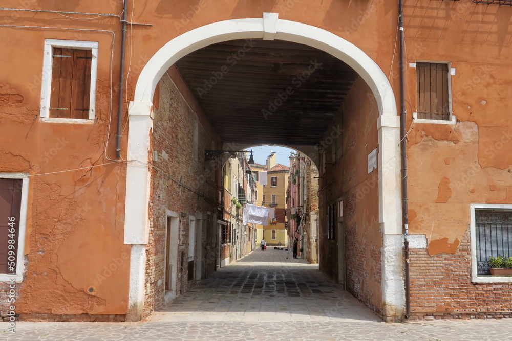 Rue de Venise avec linge séchant dans la rue. Italie.