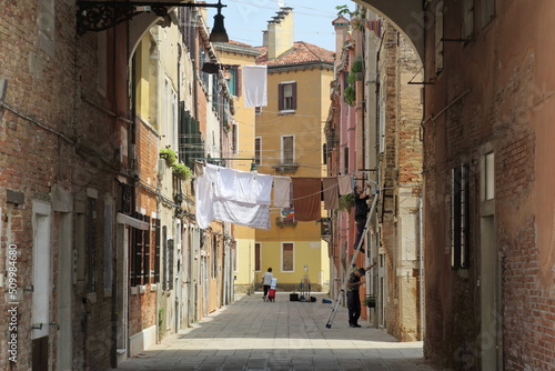 Rue de Venise avec linge s  chant dans la rue. Italie.