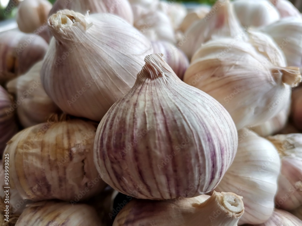 Obraz premium Galic is very keto friendly. Benefit of garlic wallpaper background