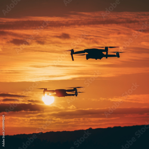 drone sous le soleil couchant