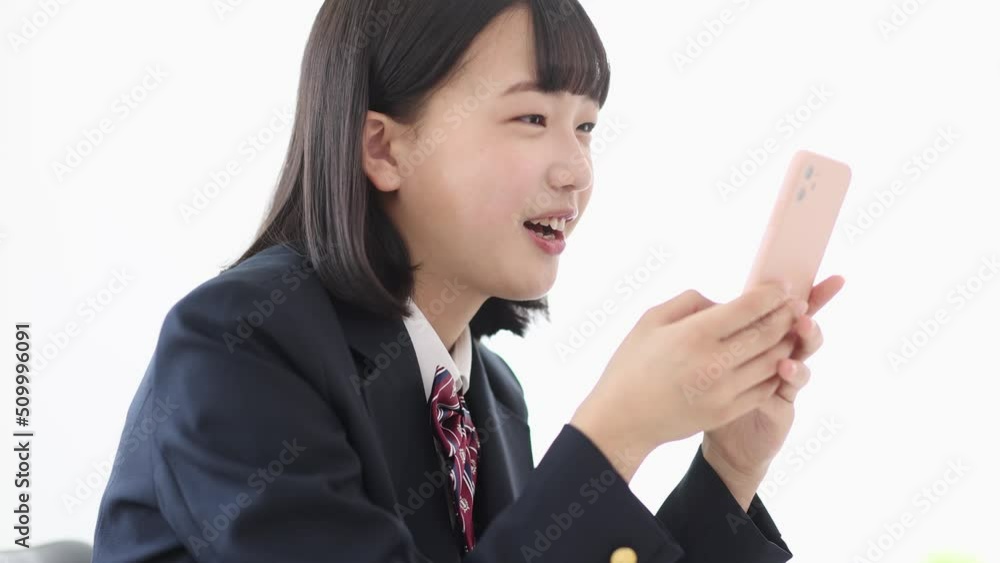 スマートフォンを見る女子学生 中学生 高校生
