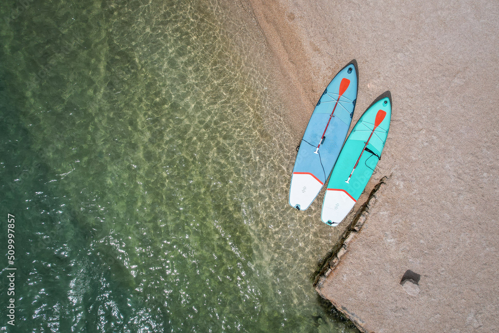 Naklejka premium Sup na tle lazurowej wody.