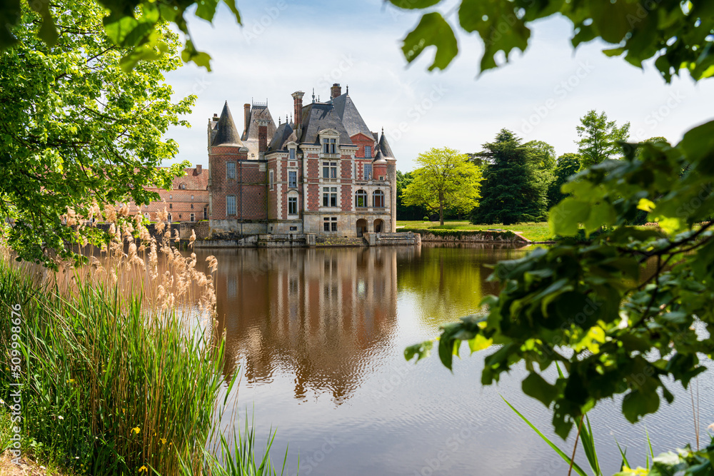 F, Loire, Gärten, Schlossgarten von Château la Bussiére, Wasserschloss, malerischer Blick über den See auf das Château F, Loire, Gärten, Schlossgarten von Château la Bussiére, Wasserschloss, malerischer Blick über den See auf das Château