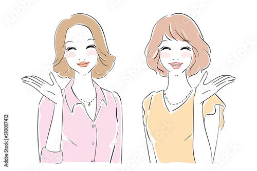 説明をするきれいな女性　二人