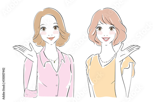 説明をするきれいな女性　二人