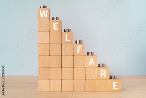 Foto 福祉のイメージ｜「WELFARE」と書かれたブロックとコイン