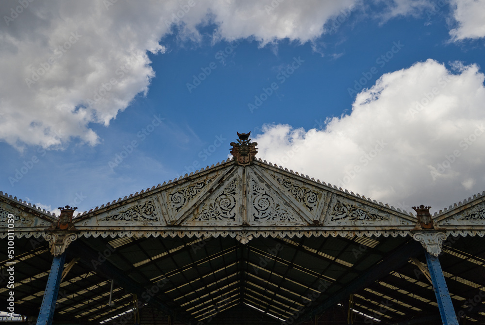 Eine Dachkonstruktion aus Metall mit Verzierungen