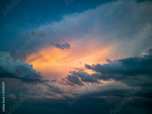 Foto Orange light among the dark storm clouds
