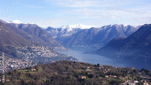Fotografía lago di Como innevato