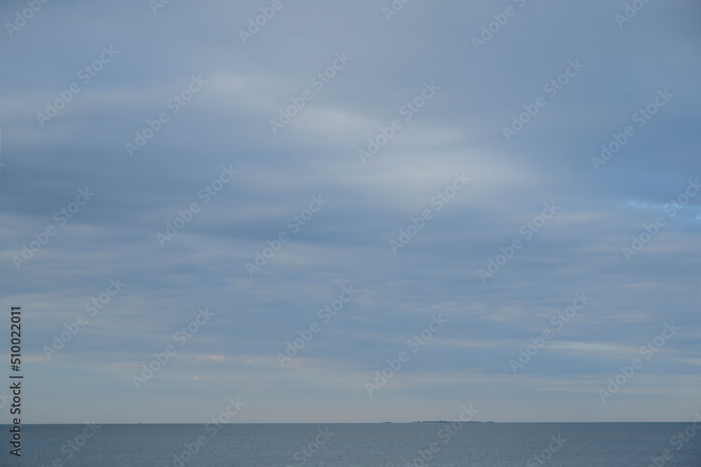 horizon marin et cuel nuageux