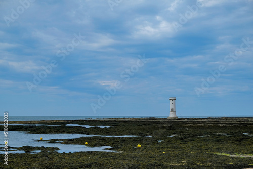 paysage marin, phare et rochers photo