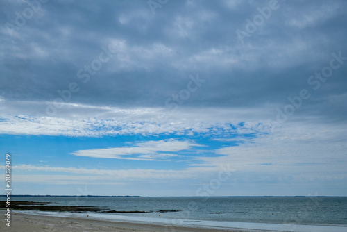 ciel orageux sur vue de plage