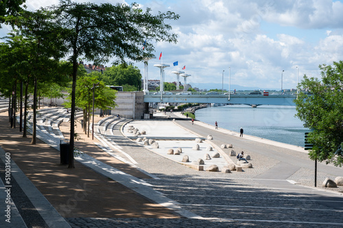 Lyon : détente sur les marches des berges du Rhône, quai Victor Augagneur, berge Karen Blixen