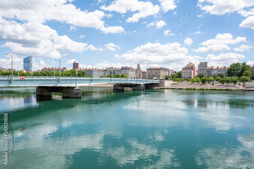 Lyon : vue sur le quartier et le pont de la Guillotière au dessus du Rhône depuis le quai Gailleton