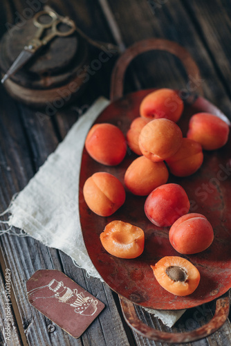 Foto food photography in low key, fruits apricots vitamins, food for vegatarin