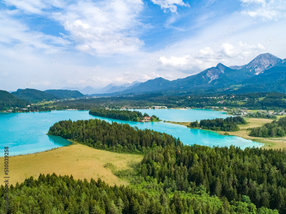 Drohnenaufnahme über dem Faaker See mit Blick auf die Karawanken und den Mittagskogel