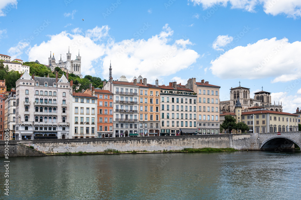 Lyon : vue sur la Saône, la basilique Notre Dame de Fourvière, la cathédrale Saint Jean et le Vieux Lyon depuis le quai Tilsitt